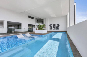 Modern Coastal Apartment - Walk to beach and shops